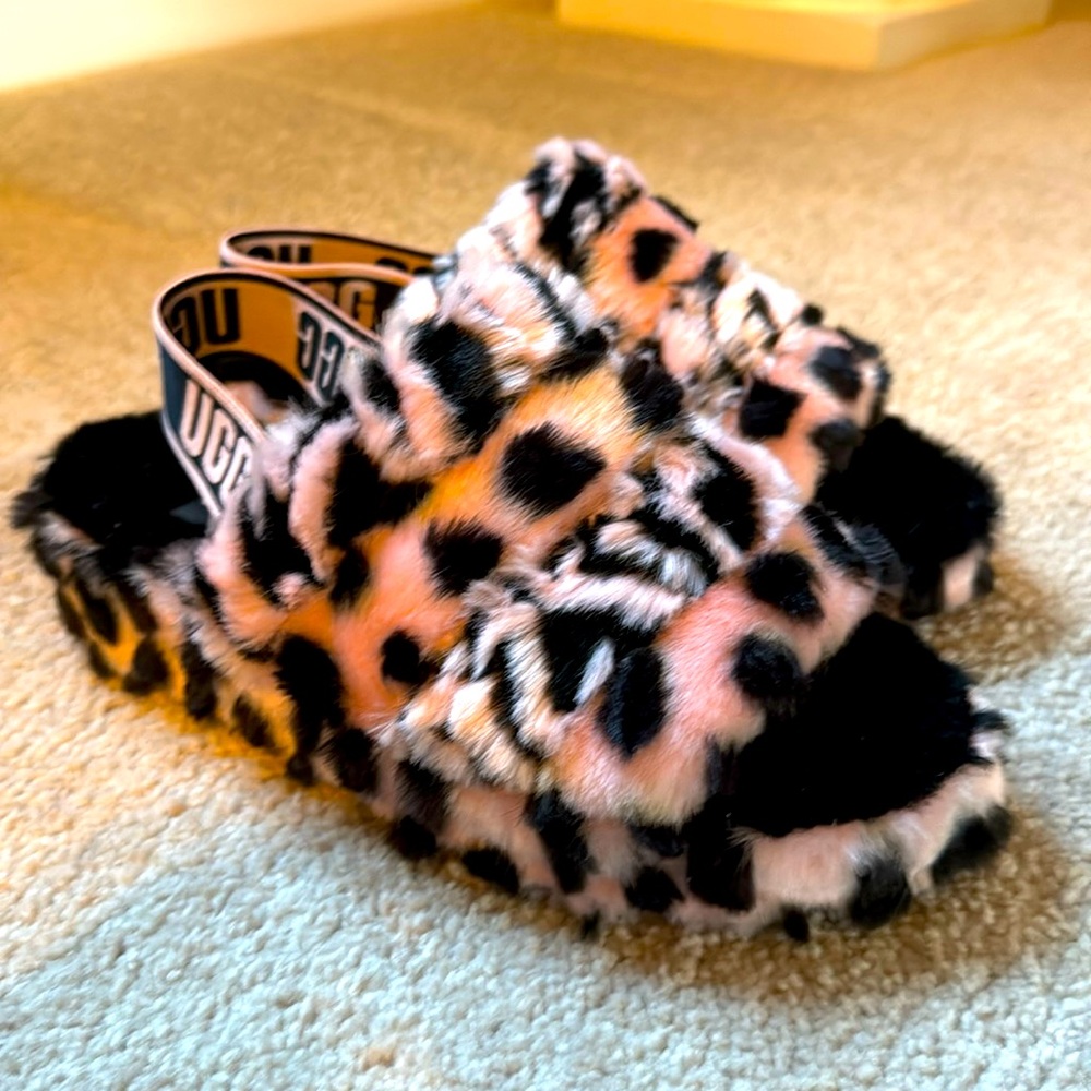 NWOT-UGG Fluff Yeah slides, size 8
